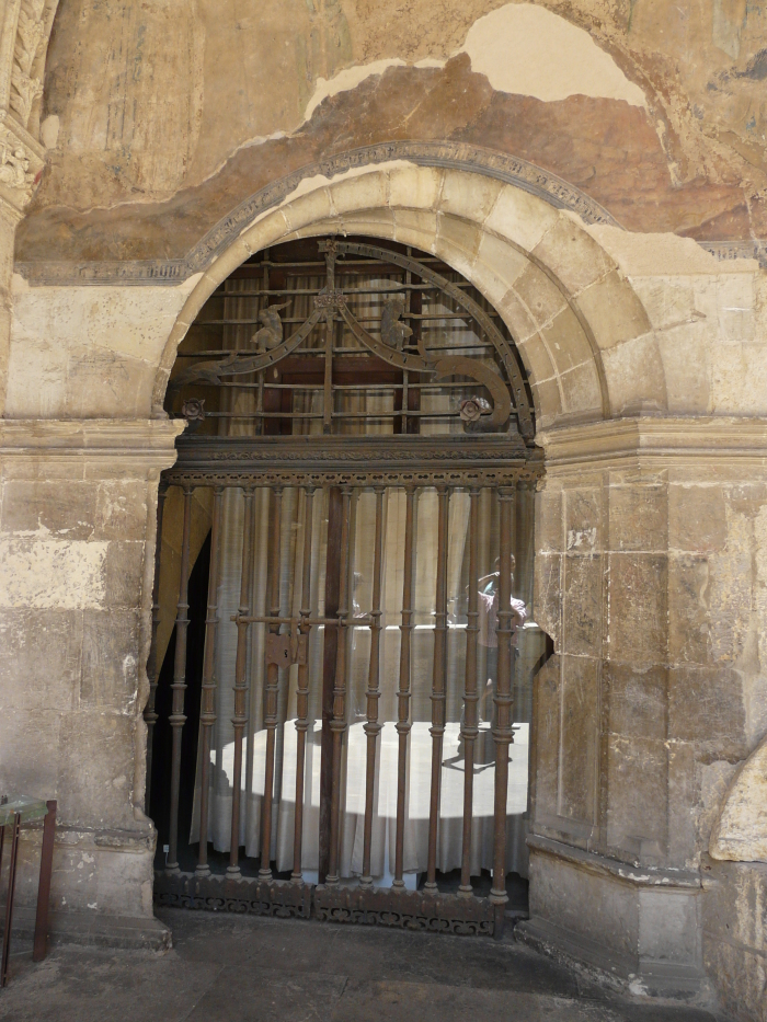 Puerta en esviaje en el claustro de la catedral de Len (Castilla y Len), Espaa.