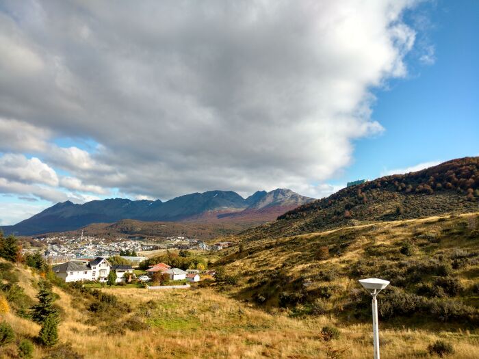 Vista otoal de la ciudad de Ushuaia (al fondo) desde el faldeo nordeste al pie del Cerro Cortz