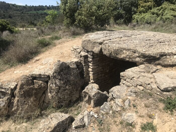 Exterior del hipogeo de Longar