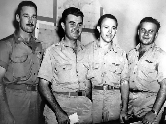 De izquierda a derecha: Mayor Thomas W. Ferebee, Bombardier; El Coronel Paul W. Tibbets, Jr. Piloto; El Capitn Theodore J. Van Kirk, Navegante; y el capitn Robert Lewis, oficial de la tripulacin del Enola Gay, el barco que realiz el histrico vuelo sobre Hiroshima para lanzar la primera bomba atmica