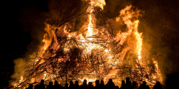 Las hogueras de la noche de San Juan, fiesta coincide con el solsticio de verano, datan de tiempo inmemorable.