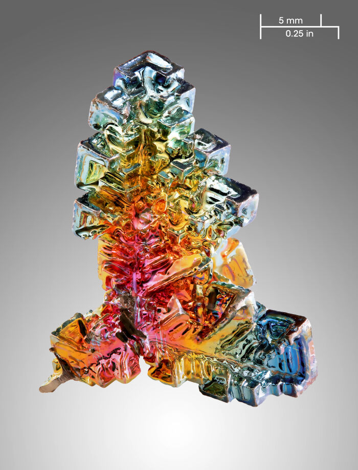 Cristal de Bismuto, un elemento qumico. El color iridiscente es creado debido a efectos de interferencia en una capa delgada de xido, la cual se forma cuando el cristal caliente es sacado del bismuto derretido.