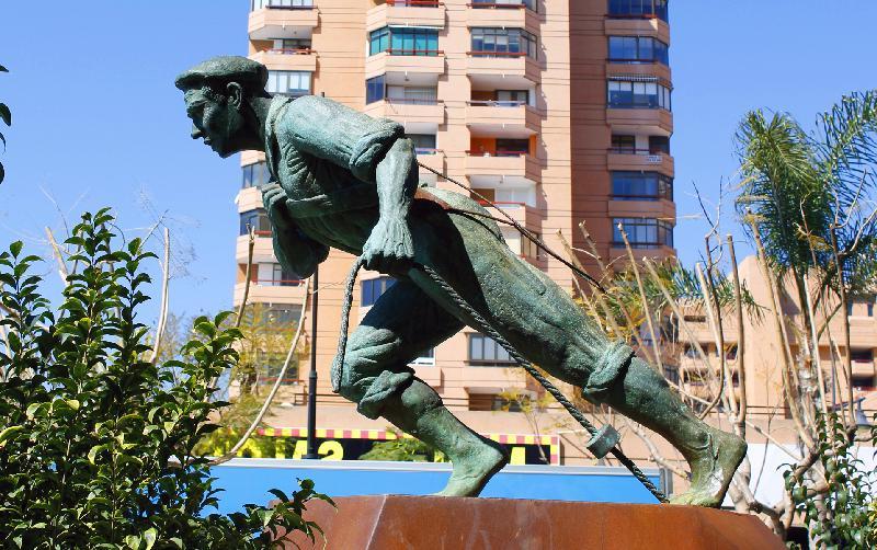 Jabegote, monumento al pescador localizado en el paseo martimo de Mlaga.