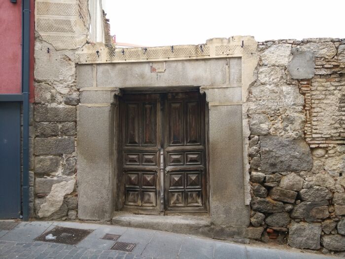 Puerta con jambas y dintel de piedra