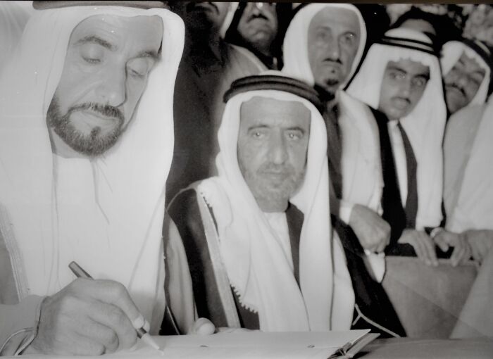 Jeque Zayed firmando la unin de los Emiratos rabes en 1971