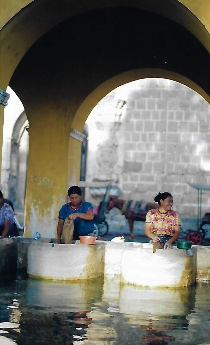 Mujeres enjaguando la ropa