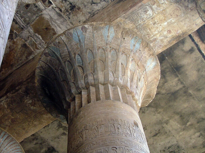 Templo de Edfu: capitel lotiforme