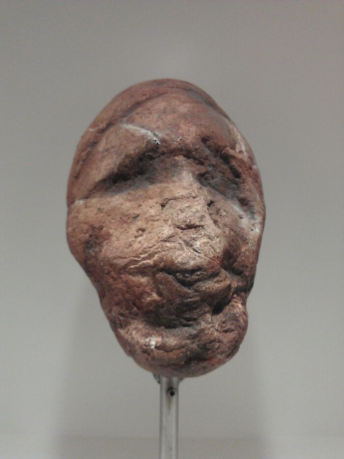 Escultura de una cabeza humana del perodo magdaleniense inferior