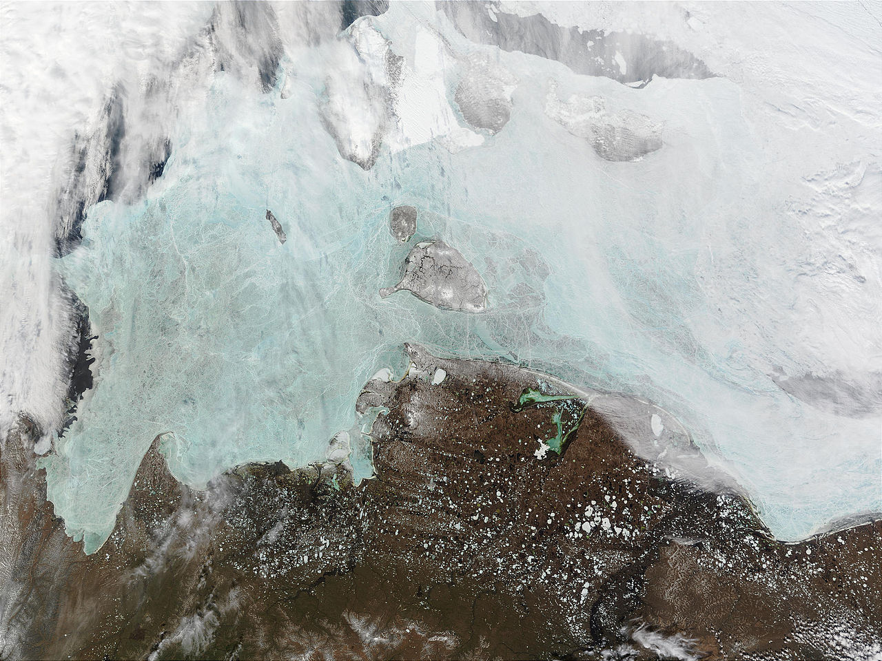 Costas congeladas del mar Laptev a la izquierda y del Mar Siberiano del Este a la derecha.