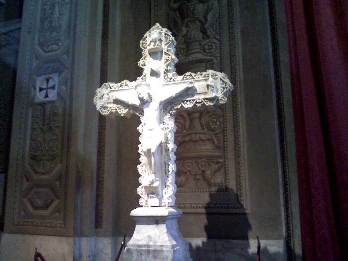 Una cruz marmrea