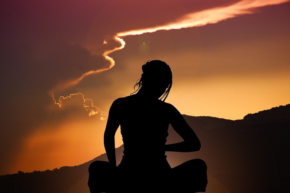 Mujer meditabunda