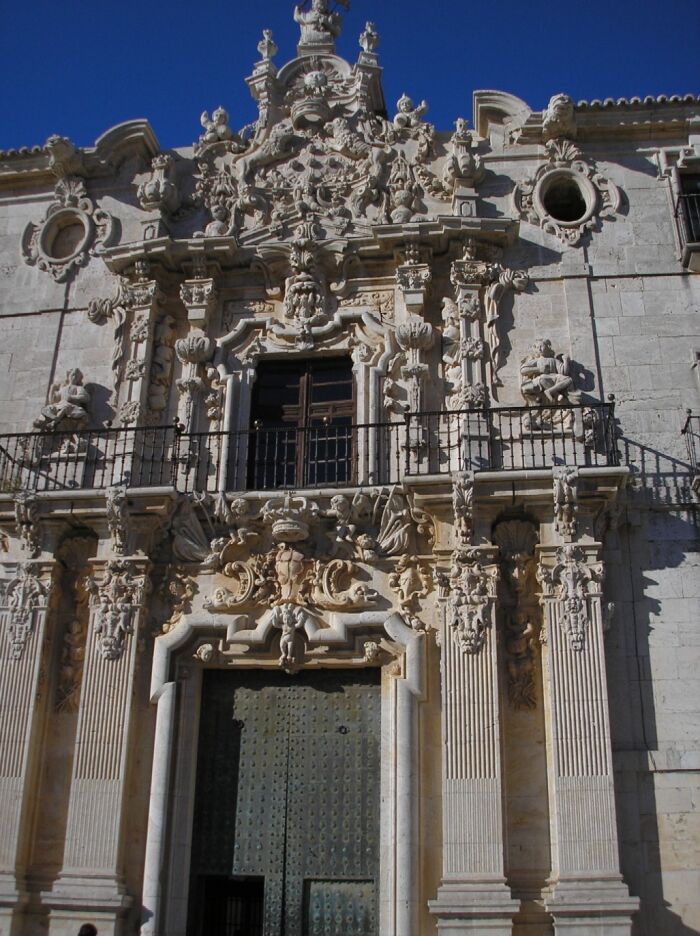 Puerta tachonada del monasterio de Ucls