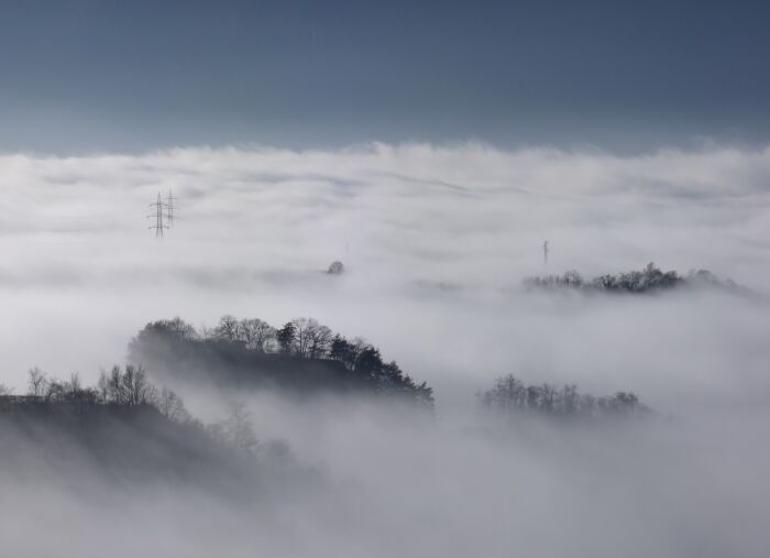 Panorama nebuloso entre montaas