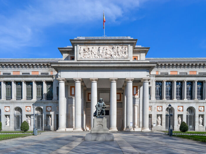 Prtico hexstilo (seis columnas) de estilo neoclsico del Museo del Prado en Madrid, conocido como Puerta de Velzquez