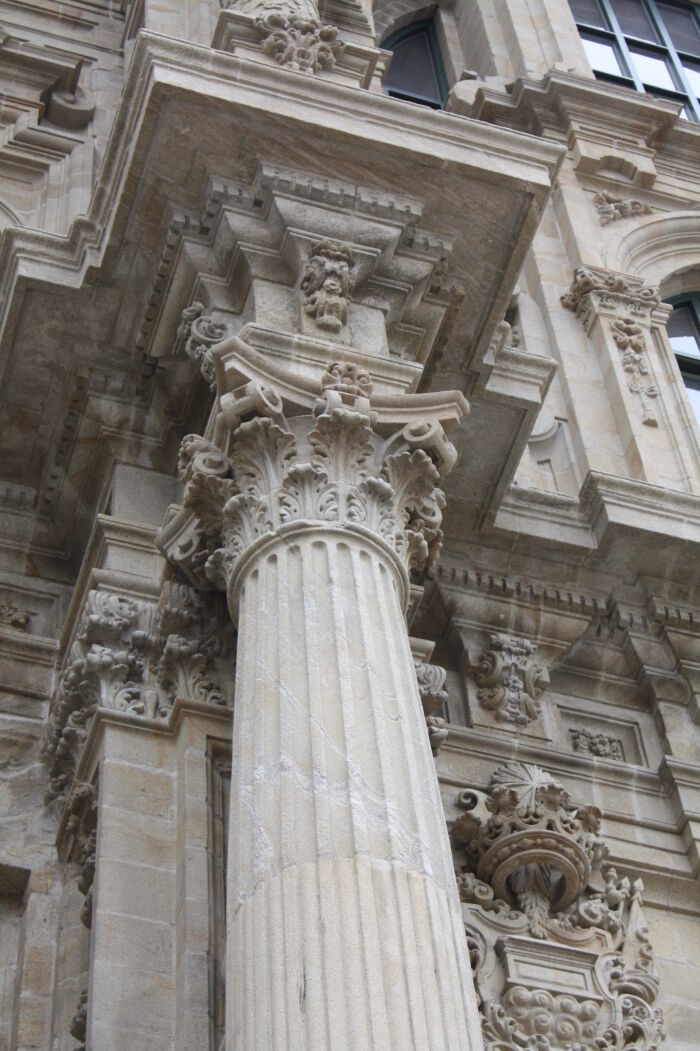 Capitel neoclsico en una columna de la puerta principal de la Catedral de Santiago de Compostela