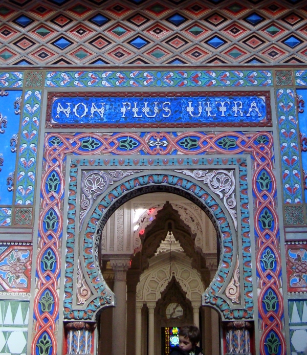 Non plus ultra en una puerta del castillo de Sammezzano