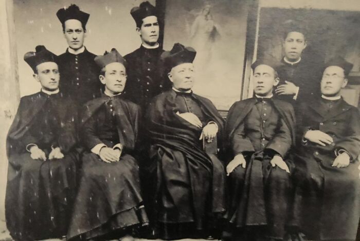Julio Matovelle (centro) junto a la congregacin de misioneros oblatos