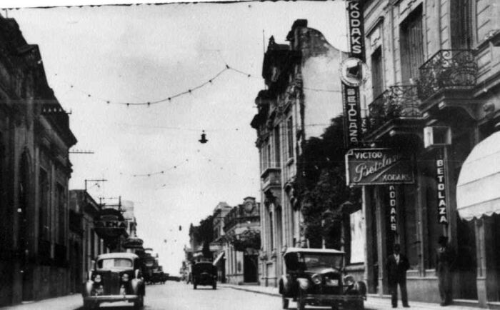 En la fotografa se pueden ver los edificios del otrora banco de Italia ( Gualeguaych, circa 1920)