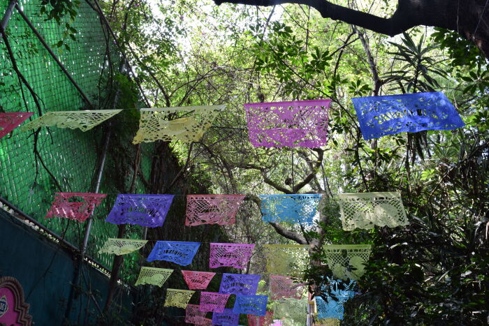 El papel picado es un adorno hecho a base de papel crep o papel China de diferentes colores