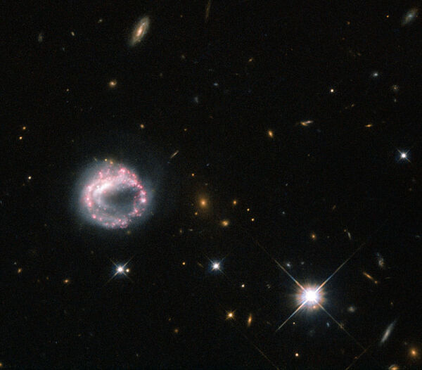 Imagen de la peculiar galaxia anular II Zwicky 28 hecha con el Telescopio Hubble