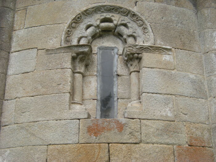 En el pao central del bside, se abre una ventana con arco de medio punto pentalobulado