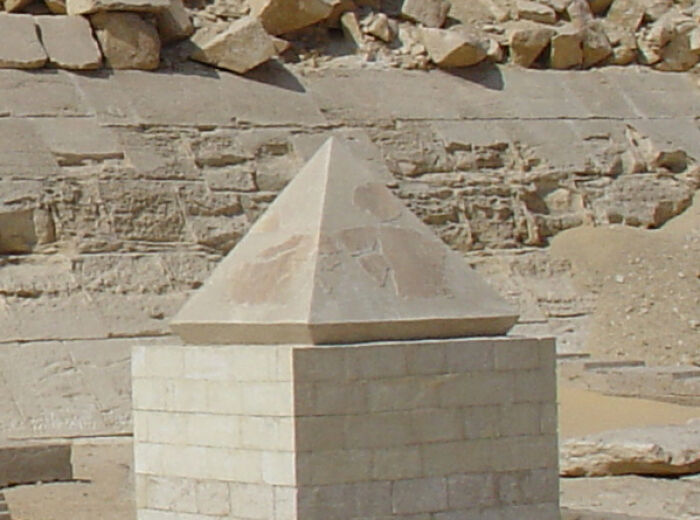 Cspide de un obelisco egipcio
