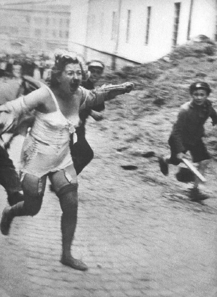 Fotografa del pogrom de Lviv alrededor del 1 de julio de 1941 en Lviv, Polonia ocupada por los alemanes (ahora Ucrania). Los alemanes alentaron los ataques contra la comunidad juda en dos pogromos, del 30 de junio al 2 de julio de 1941 y del 25 al 29 de julio de 1941, durante los cuales alrededor de 6.000 judos polacos fueron asesinados por nacionalistas ucranianos y habitantes locales.