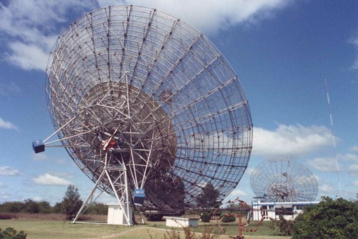 Radioastronoma: dos antenas del Instituto Argentino de Radioastronoma
