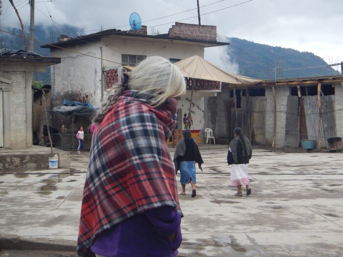 Rebocera: mujer usando un rebozo