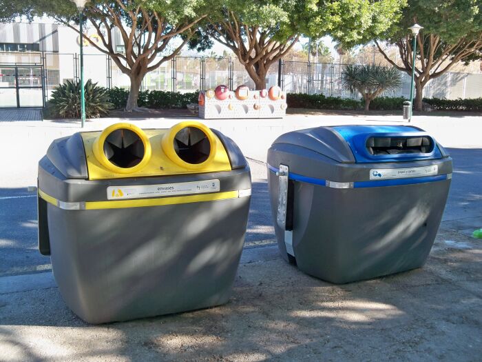 Contenedores de basura para el reciclaje de la misma