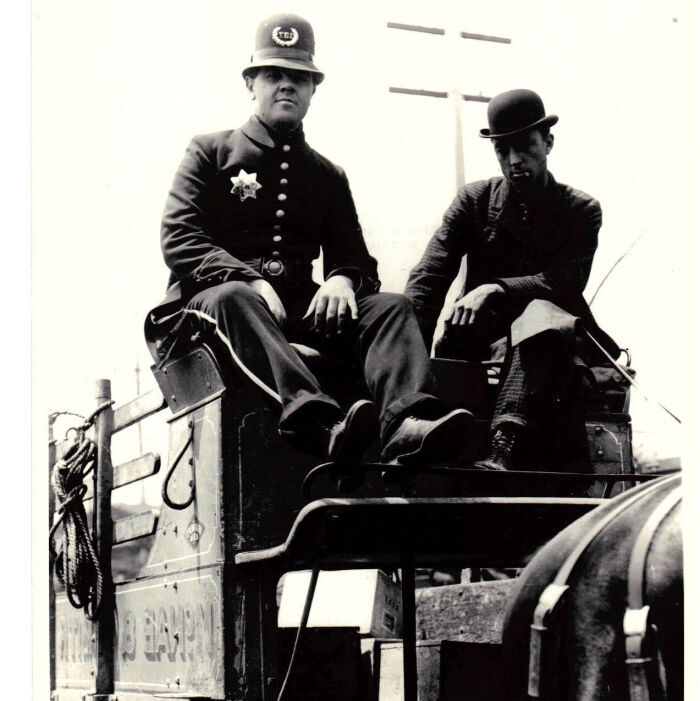 Un polica de San Francisco escolta a un equipo de rompehuelgas durante el conflicto obrero de 1901