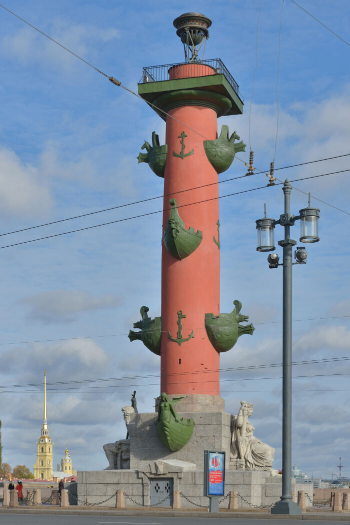 Columna rostrada o rostral en San Petersburgo