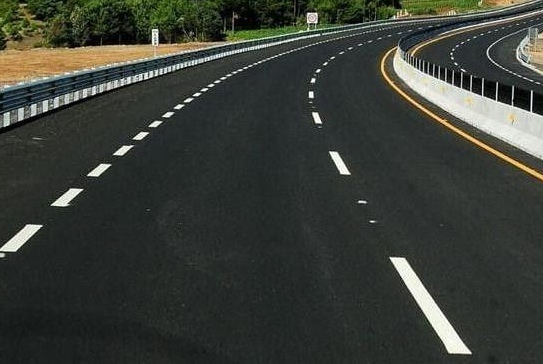 Lnea quebrada en una carretera.