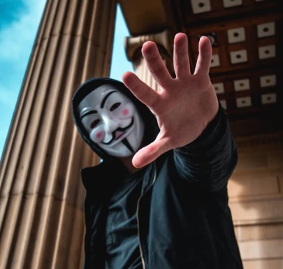 Existen organizaciones que se dedican a sabotear, como el grupo de hackers que llevan el nombre de Anonymous.