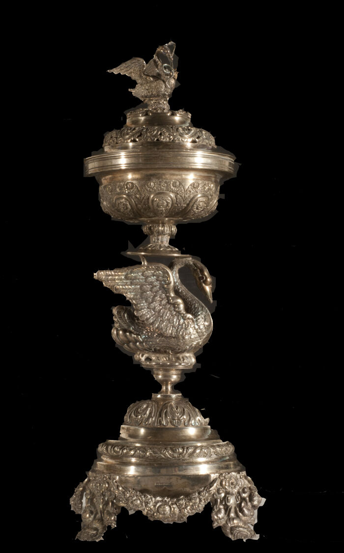 Un muy ornamentado sahumador del ao 1822 de plata en su color fundida, repujada y cincelada, piedra y oro