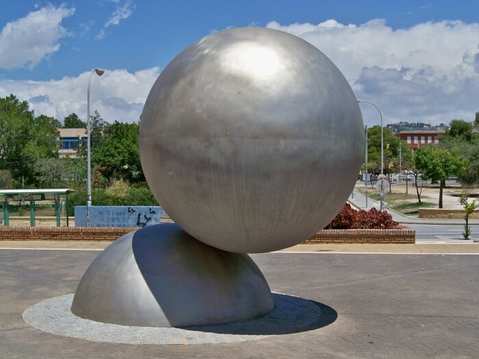 Escultura de una esfera y una semiesfera