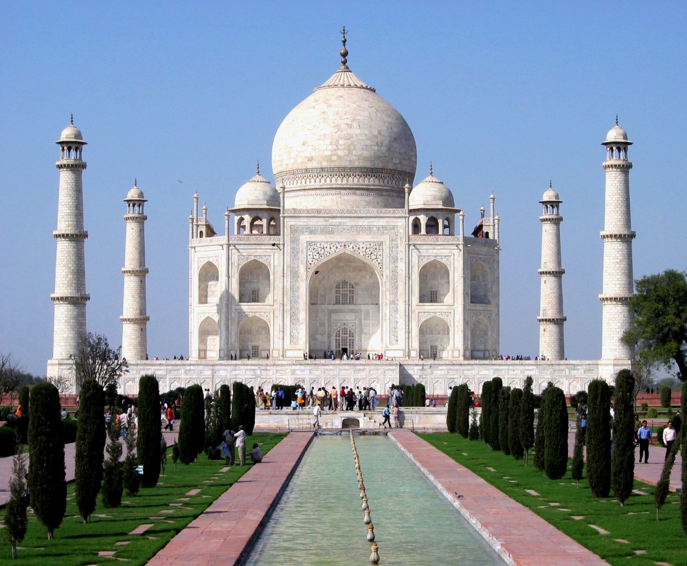 Como puede verse en la imagen, el Taj Mahal fue construido simtricamente.