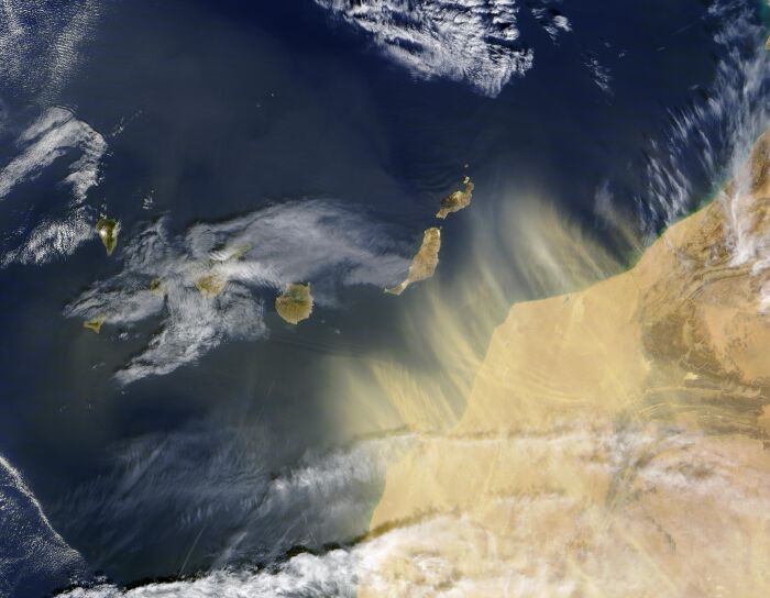 Imagen satelital: Corrientes de arena del desierto del Sahara sobre las Islas Canarias, efecto conocido como polvo en suspensin, calima o siroco