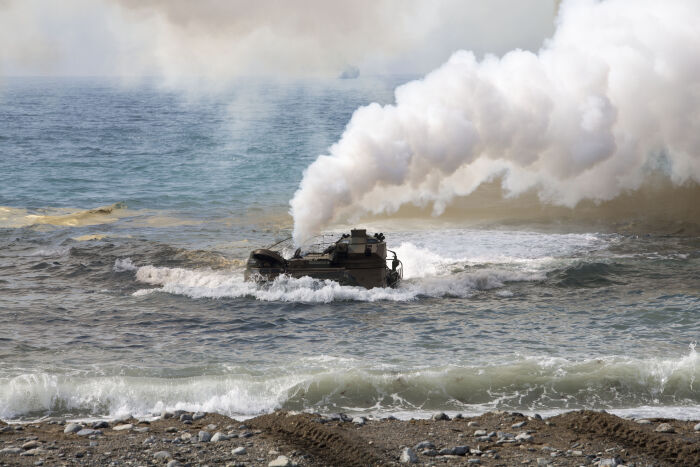 Un vehculo de asalto anfibio del Cuerpo de Marines de la Repblica de Corea despliega una cortina de humo mientras asalta la playa durante una parte del desembarco anfibio del ejercicio Ssang Yong 2014