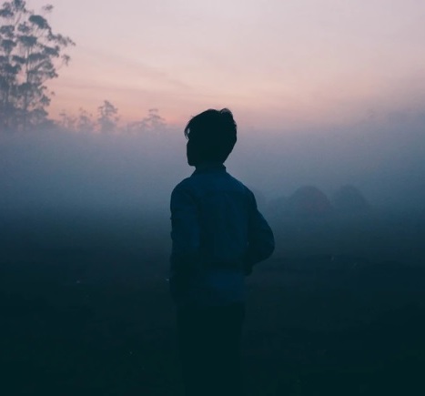 Un joven solitario y taciturno.