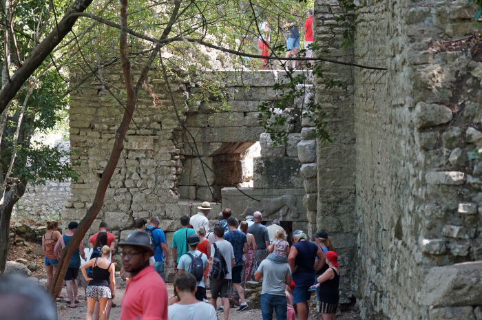 En la actualidad los turistas pueden hacer variar enormemente la poblacin de una regin cuando esta entra en temporada