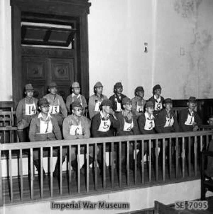 Prisioneros japoneses en el banquillo de los acusados durante el primer juicio por crmenes de guerra que se celebrar en Rangn, Birmania. Estos hombres fueron acusados del asesinato de 637 civiles en la aldea de Kalagon. Foto tomada el 22 de marzo de 1946.