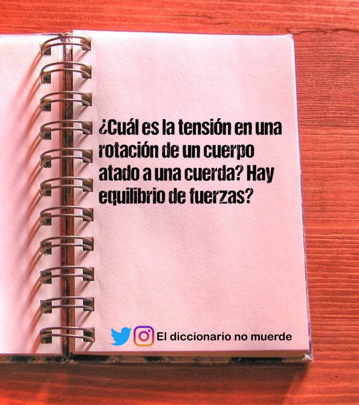 ¿Cuál es la tensión en una rotación de un cuerpo atado a una cuerda? Hay equilibrio de fuerzas?