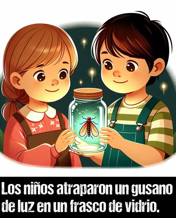 gusano: Los nios atraparon un gusano de luz en un frasco de vidrio.