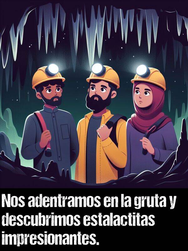 impresionantes: Nos adentramos en la gruta y descubrimos estalactitas impresionantes.