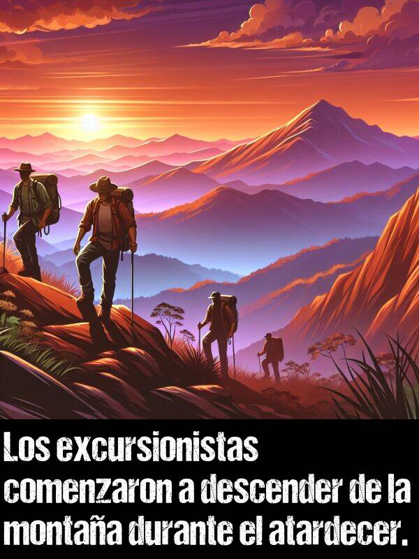 excursionistas: Los excursionistas comenzaron a descender de la montaa durante el atardecer.