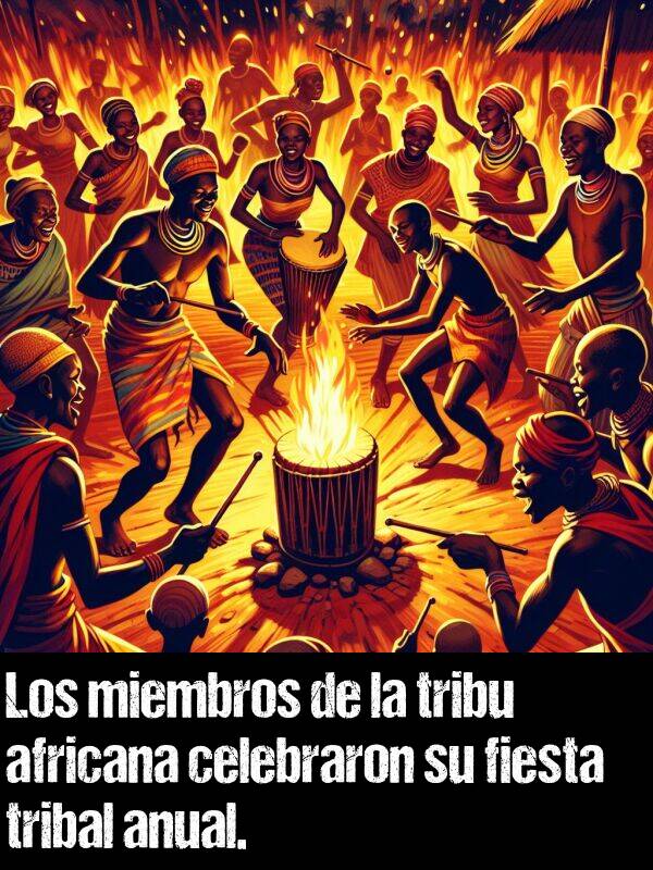 africana: Los miembros de la tribu africana celebraron su fiesta tribal anual.